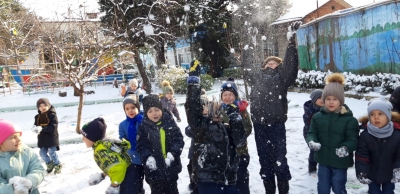 Первый снег на радость детям